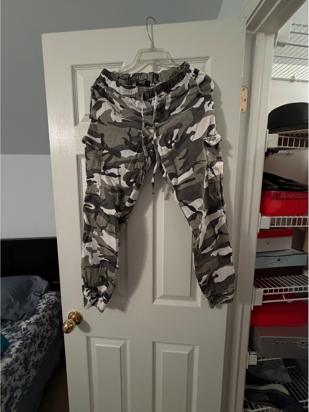 Gray camo jogger pants - M